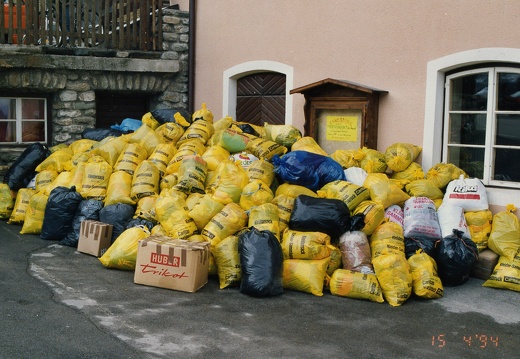 April 1994, Altkleidersammlung der Caritas
