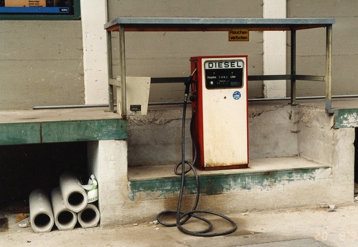 1993, Lagerhaus Tankstelle