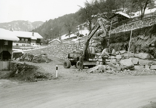 1975, Stützmauer in Oberpeischlach