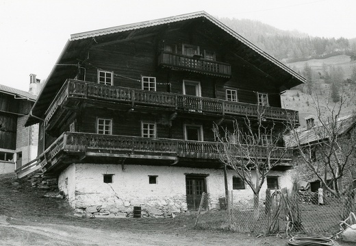 1975, Glor