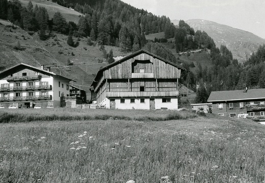 1975, Glor