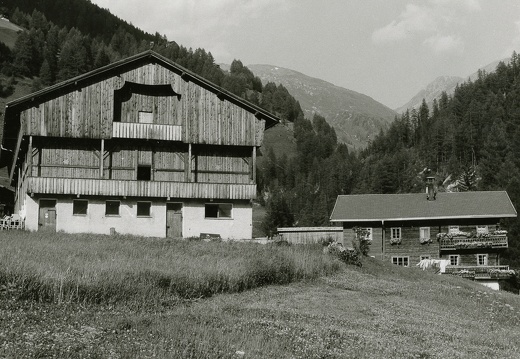 1975, Glor