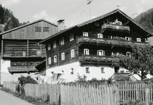 1975, Glor