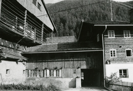 1975, Glor