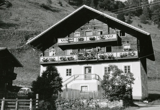 1975, Glor