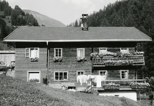 1975, Glor