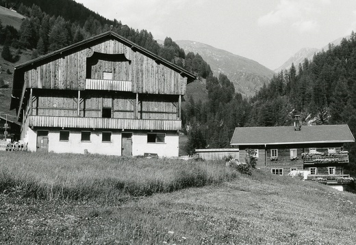 1975, Glor
