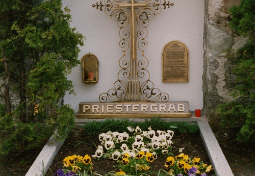 1991, Priestergrab