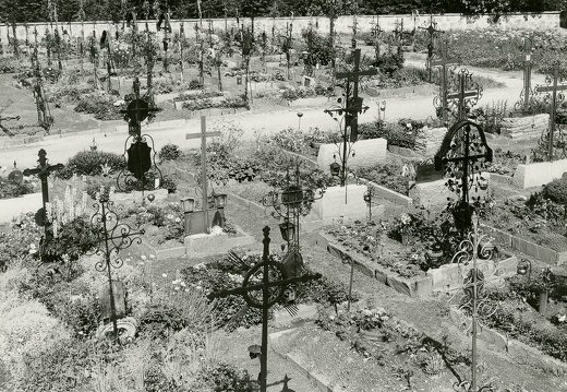 1975, Friedhof
