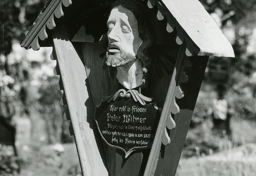1975, Grabkreuz am Friedhof