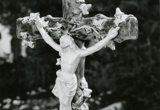 1975, Grabkreuz am Friedhof