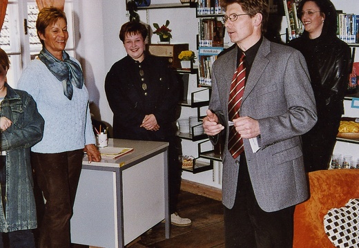 2003, Neueröffnung Bücherei