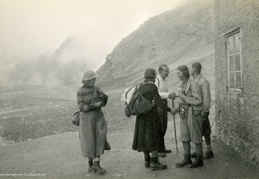 Gäste vor der Stüdlhütte