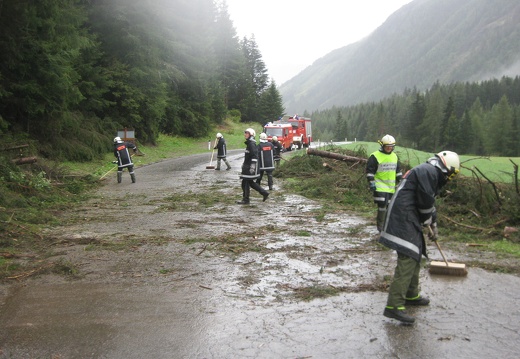 2011, Aufräumarbeiten Feuerwehr