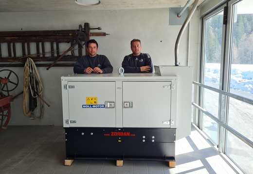2021 - Bernhard Bauernfeind und Markus Koller mit dem neuen Aggregat für das Haus de calce
