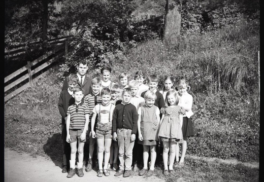 Gruppenfoto bei der Schule in Oberpeischlach mit Lehrer Lindsberger