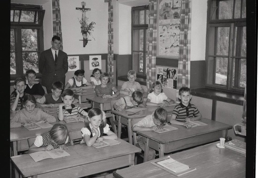 Schulklasse in der alten Schule in Oberpeischlach mit Lehrer Lindsberger