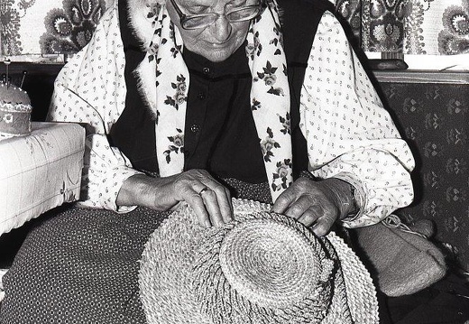 1989 - Theresia Hanser, Rubisoier Mame, flechtet einen Strohhut