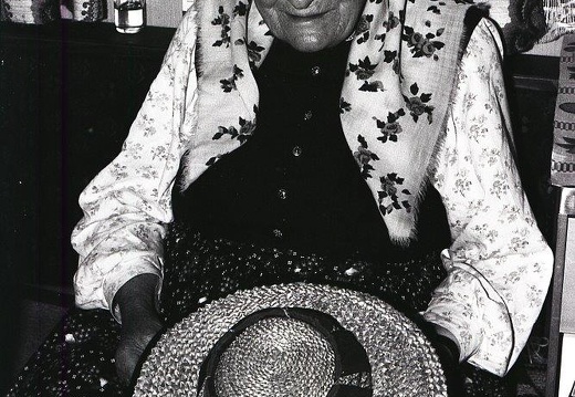 1989 - Theresia Hanser, Rubisoier Mame, flechtet einen Strohhut