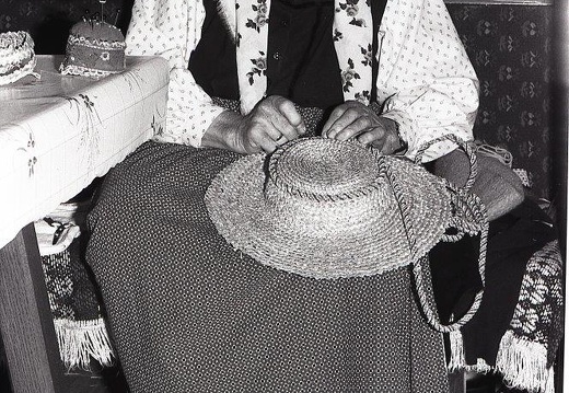 1989 - Theresia Hanser, Rubisoier Mame, flechtet einen Strohhut