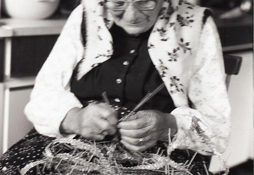 1989 - Theresia Hanser, Rubisoier Mame, flechtet einen Strohhut