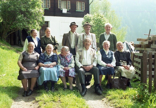 1997 - Klassentreffen beim Schulhaus in Oberpeischlach