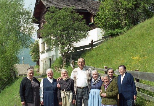 1997 - Klassentreffen beim Schulhaus in Oberpeischlach