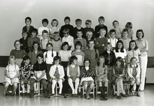 1970er Jahre: Klassenfoto mit Lehrerin Maria Hibler