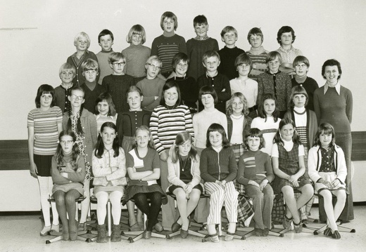1970er Jahre: Klassenfoto mit Lehrerin Maria Hibler