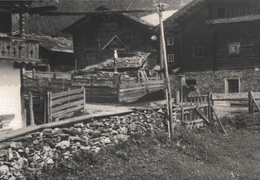1942 