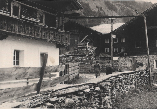 1942 